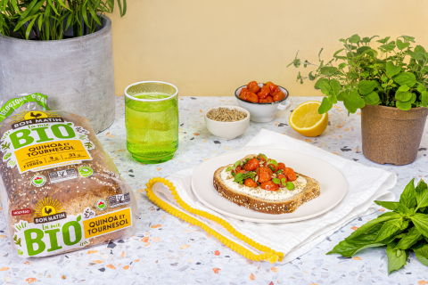 une tartine grillée à la ricotta fouettée et aux tomates confites avec le pain Bon Matin🅪 La mie BIO🅪 qunioa et tournesol