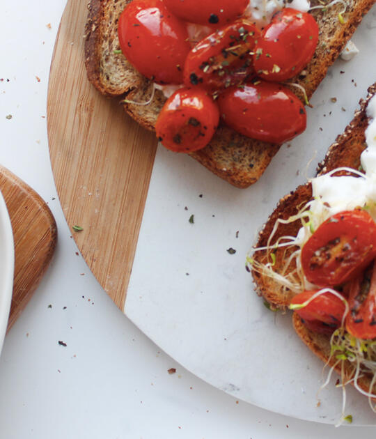 Savoury Toast with Cottage Cheese, Poached Egg and Caramelized Tomatoes 