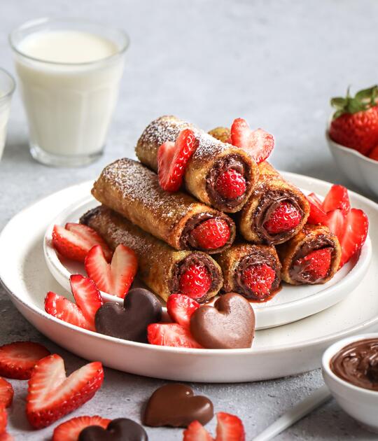 Roulés de pain doré aux fraises et à la tartinade choco-noisettes