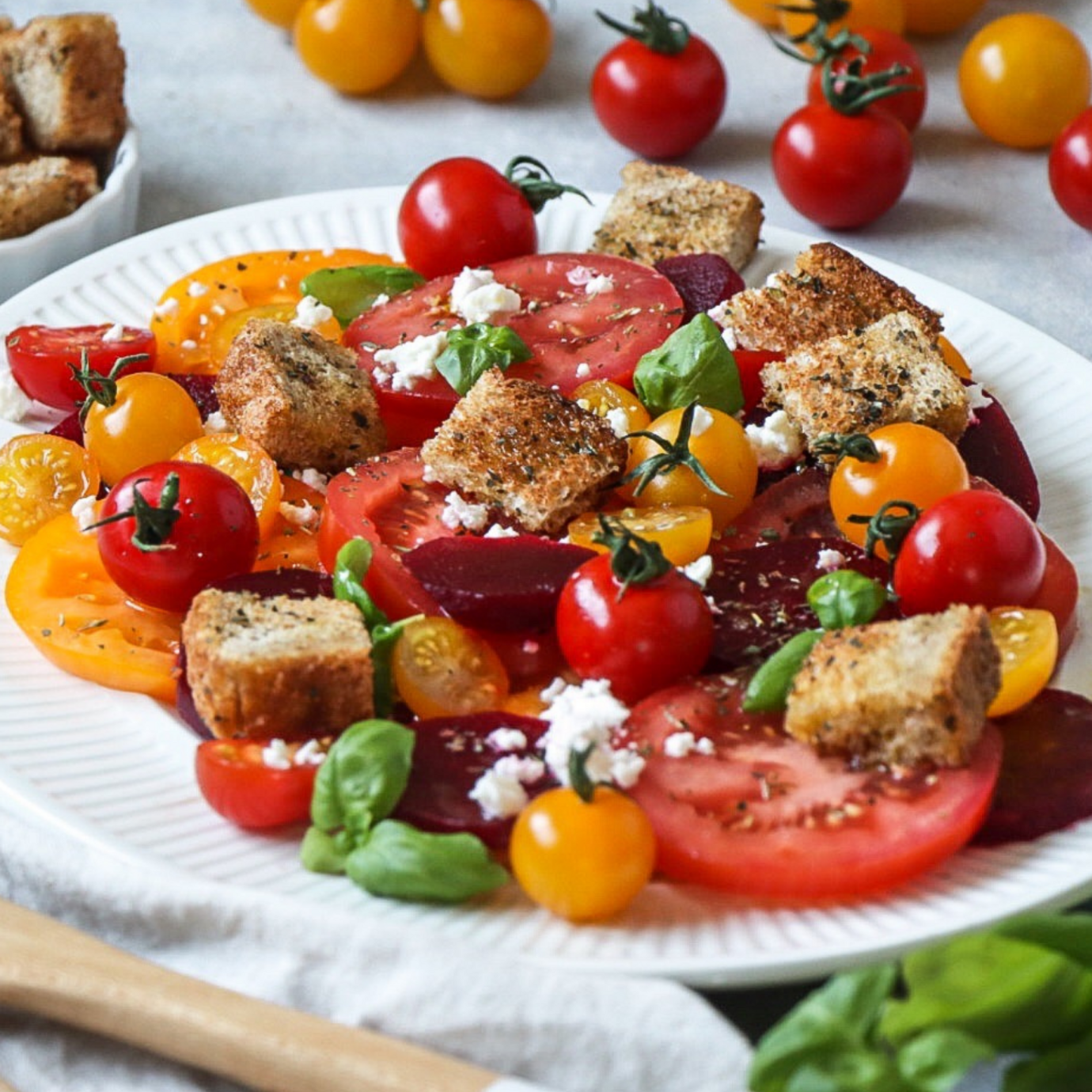 Beet Salad with Tomatoes and Croutons